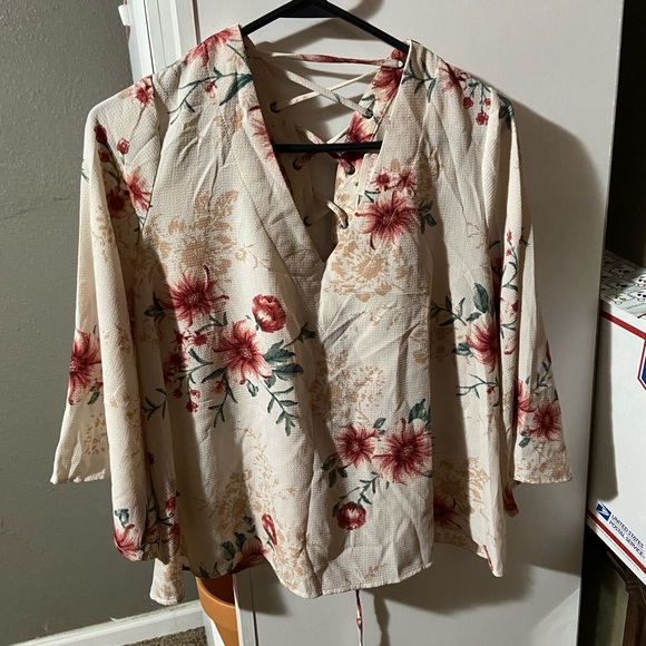 Tops - 🦋FLORAL TOP